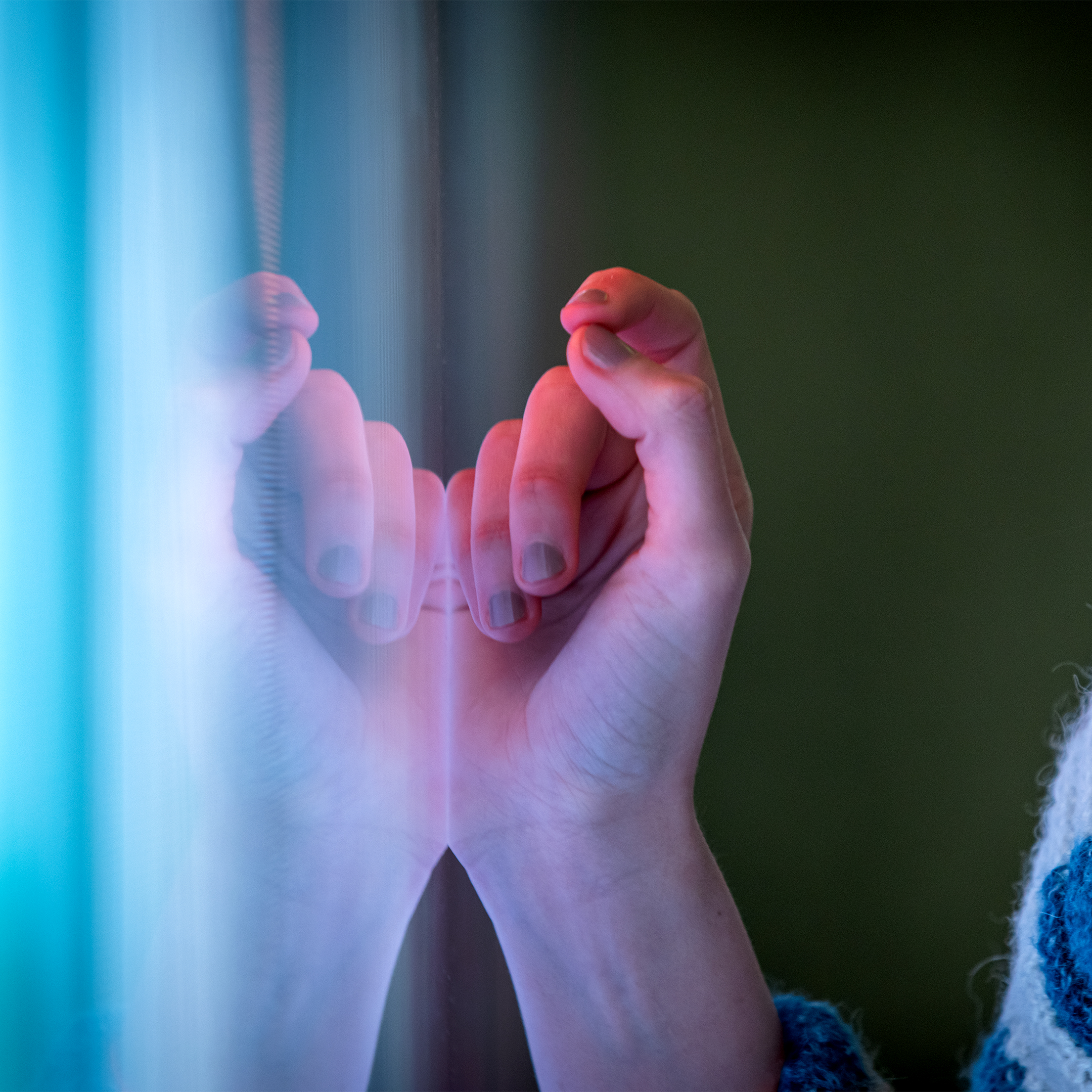 A picture of a hand in the Metro in Stockholm. T